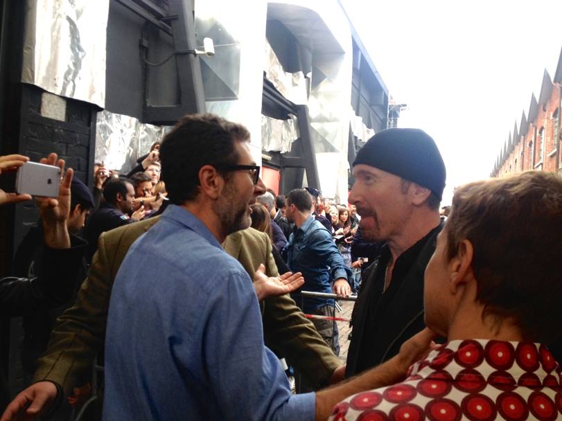 Fazio saluta  lo storico chitarrista degli U2 The Edge 